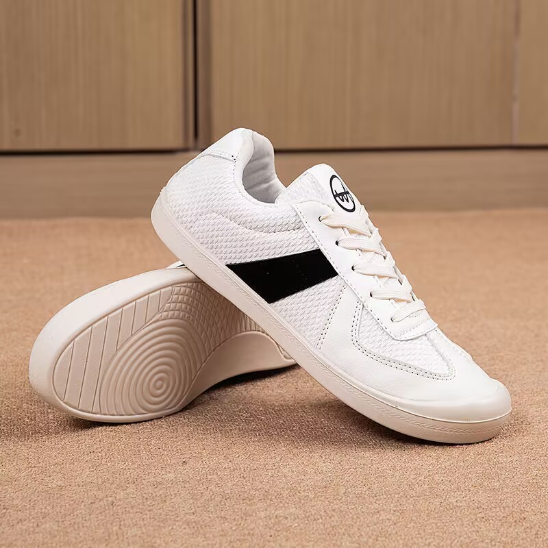Outdoor Sports Shoes - รองเท้ากีฬาผู้หญิง รองเท้าลำลองสุดหรู รองเท้าเทนนิส รองเท้าเดินเล่นกลางแจ้ง รองเท้าวิ่ง รองเท้าแฟชั่นแบบแบน